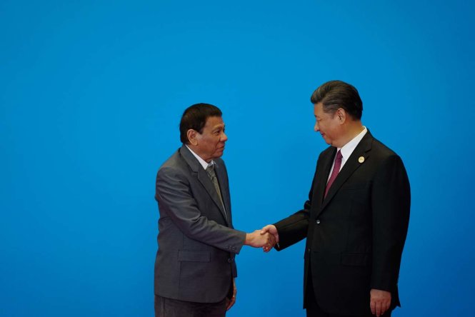 Tổng thống Philippines Rodrigo Duterte (trái) và Chủ tịch Trung Quốc Tập Cận Bình. Ảnh: Rappler