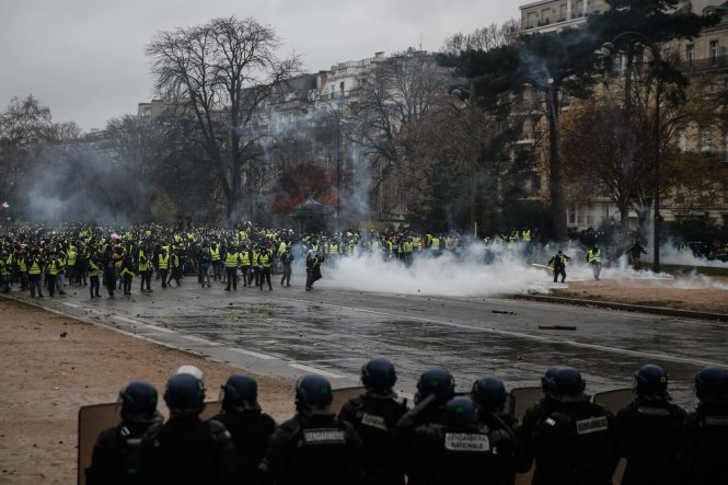 Những người biểu tình gi-lê vàng ở Paris hôm 2-12. Ảnh: AFP