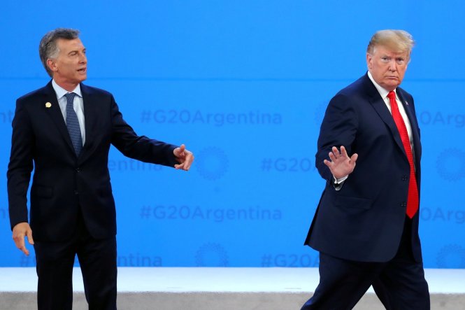 Ông Trump một mình rời sân khấu bất chấp lời mời lại của Tổng thống chủ nhà Maurico Marci, hình ảnh biểu tượng của hội nghị G20 Buenos Aires. Ảnh: Reuters