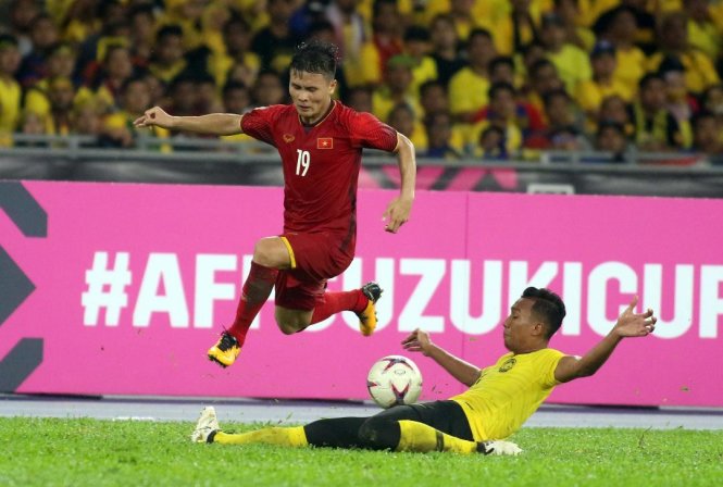 Quang Hải (áo đỏ) trong trận hòa 2-2 trước Malaysia trên sân khách. Ảnh: Nguyên Khôi