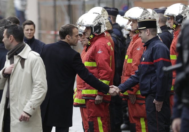 Ông Macron tới thăm khu vực Khải Hoàn Môn sau khi biểu tình kết thúc (ảnh ngày 2-12). Ảnh: AFP