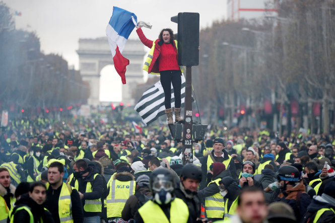 Những ngày đầu của cuộc biểu tình. Cảnh tượng tại Paris ngày 24-11. Ảnh: Reuters