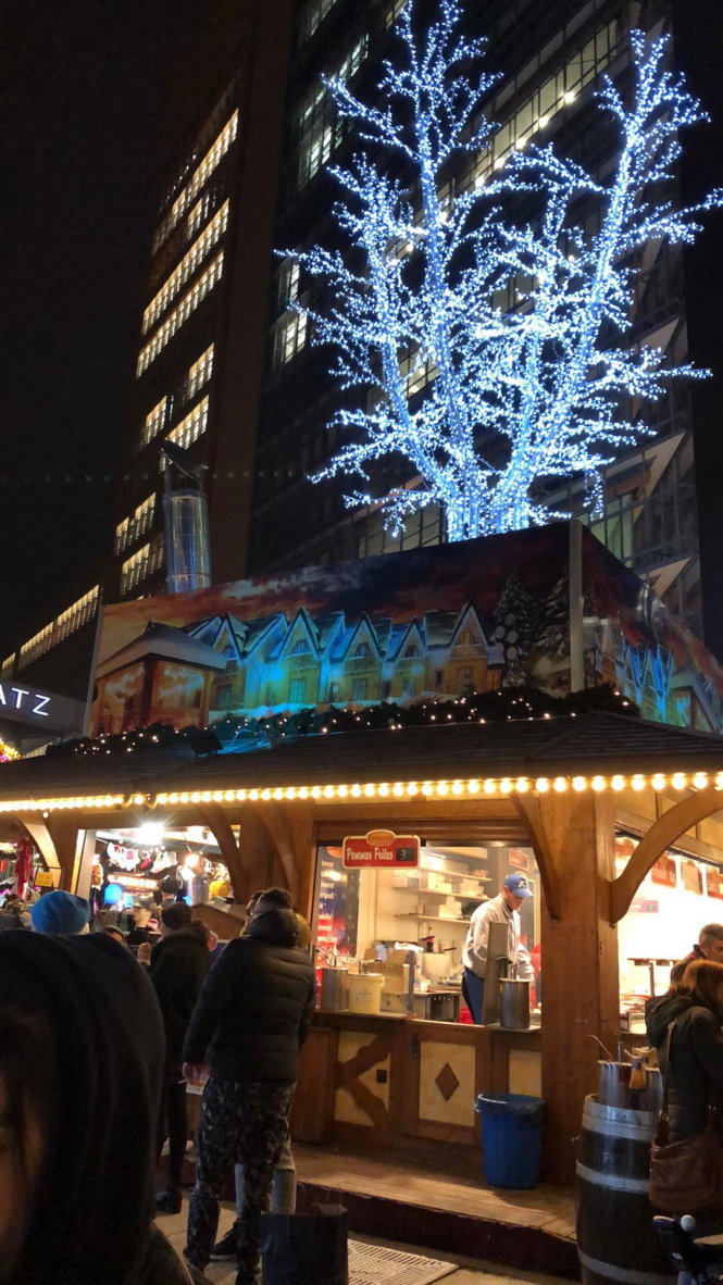Một góc chợ Noel rực rỡ ở Berlin. Ảnh: Duy Thuận