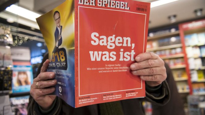 Tờ tạp chí danh giá Der Spiegel và khẩu hiệu của họ: “Sagen, was ist” (Nói đúng những gì xảy ra). Ảnh: Vajuu