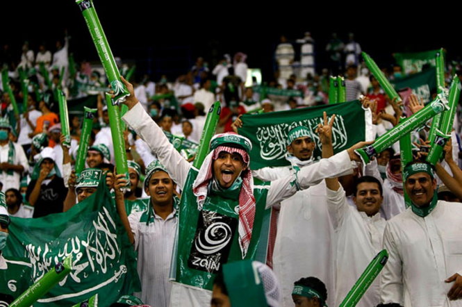 CĐV các quốc gia Tây Á rất cuồng nhiệt dù bóng đá là môn thể thao gây nhiều tranh cãi trong đạo Hồi. Ảnh: Footynions