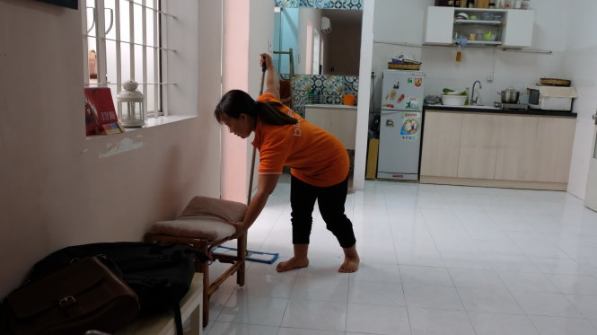 Người dân thành thị đã dần quen với việc sử dụng app để tìm người giúp việc theo giờ. -Ảnh: Vũ Thủy