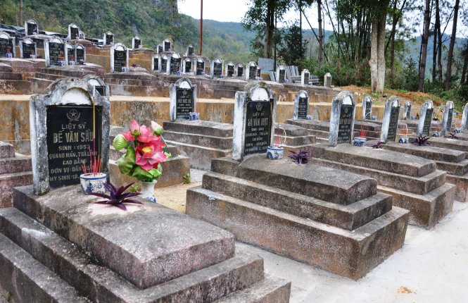Dãy sáu ngôi mộ liền nhau của tiểu đội dân quân bản Thin Phong ở nghĩa trang liệt sĩ Trà Lĩnh. Ảnh: Ngọc Quang