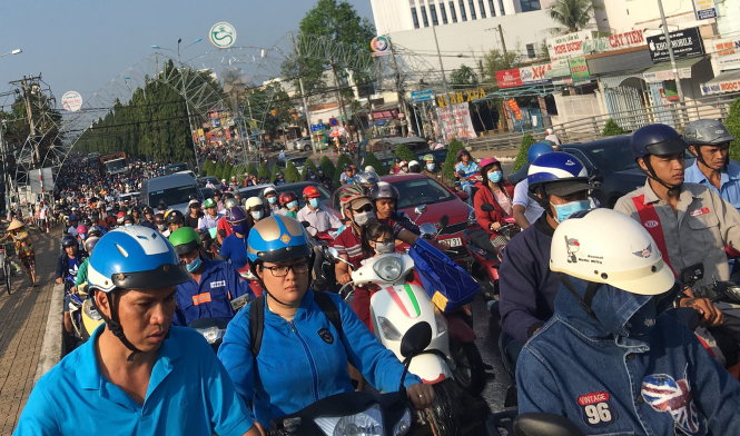 Kẹt xe kéo dài trên đường Nguyễn Văn Cừ do triều cường gây ngập tại giao lộ Mậu Thân - Nguyễn Văn Cừ. Ảnh: CHÍ QUỐC