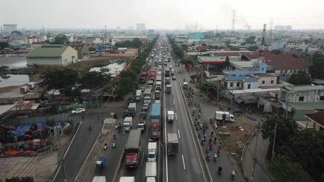 Ùn tắc xe kéo dài trên quốc lộ 1, đoạn qua quận Bình Tân, TP.HCM. Ảnh: QUANG ĐỊNH
