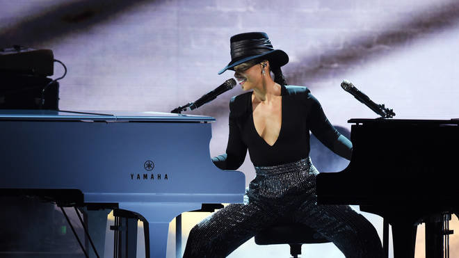 Grammy 61 được cứu vớt nhờ màn trình diễn xuất sắc với hai chiếc piano cùng lúc của nữ ca sĩ Alicia Keys
