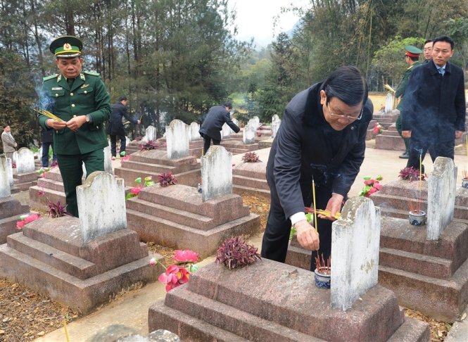 Ông Trương Tấn Sang dâng hương đúng ngày 17-2-2016 ở nghĩa trang liệt sĩ Trà Lĩnh. Ảnh: Ngọc Quang