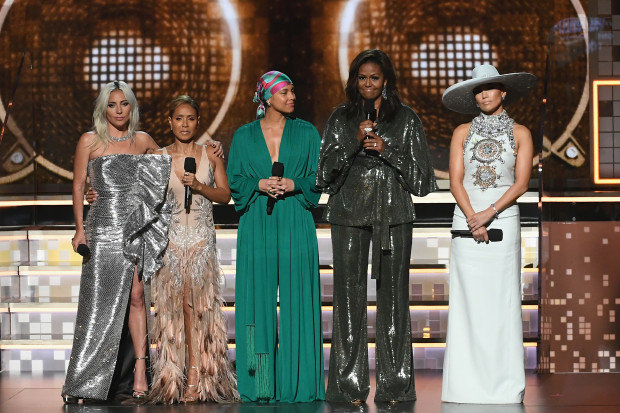Cựu đệ nhất phu nhân Mỹ Michelle Obama (thứ hai từ bên phải) tới dự Grammy 61 với một thông điệp về nữ quyền được tán thưởng. Ảnh: Eonline.com