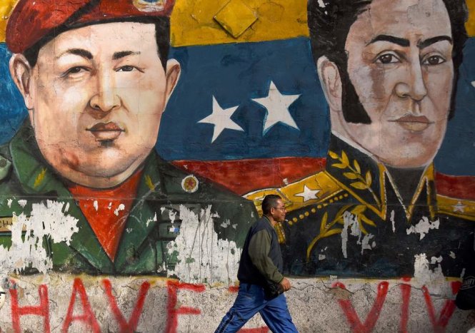 Simon Bolivar (phải) và Hugo Chavez, hai nhà lãnh đạo huyền thoại của Venezuela - tranh tường ở Caracas. Ảnh: Getty Images