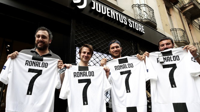 Rất nhiều CĐV đã theo chân Ronaldo chuyển từ Madrid sang cổ vũ Juventus. Ảnh: Goal.com