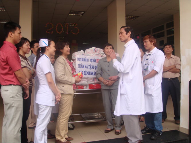 TS.BS Nguyễn Đình Phú tham gia hoạt động xã hội, chăm sóc bệnh nghèo. Ảnh: Bệnh viện 115 cung cấp