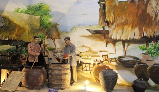 Nghề làm nước mắm Nam Ô, bối cảnh phục dựng ở Bảo tàng Đà Nẵng. Ảnh: baotangdanang.vn