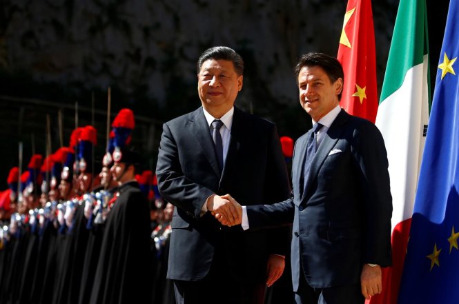 Chủ tịch Trung Quốc Tập Cận Bình (trái) và Thủ tướng Ý Giuseppe Conte ở Rome. Ảnh: Reuters