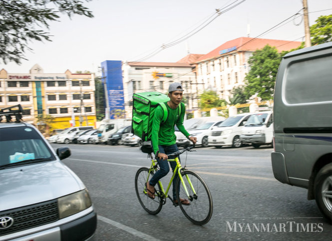 Đường phố Yangon vẫn chưa thân thiện với xe đạp, dù nhiều hãng giao hàng công nghệ đã thử nghiệm phương tiện này. Ảnh: Myanmar Times