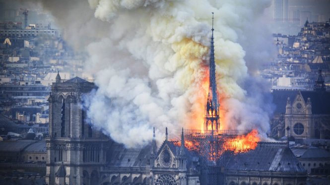 Một đám cháy, bao nhiêu cảm xúc. Ảnh: AFP