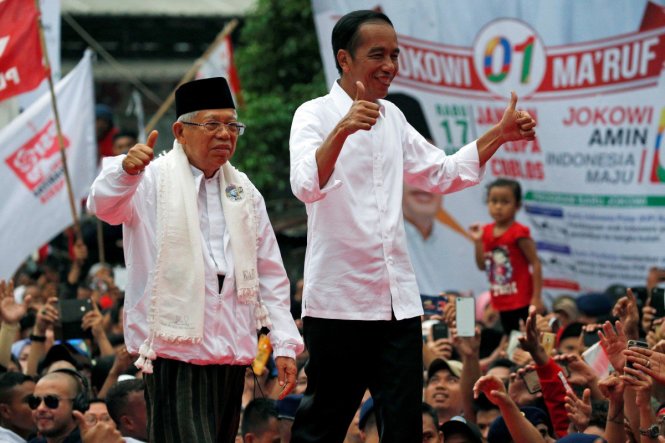 Ông Jokowi (phải) và ứng viên phó tổng thống của ông, Maruf Amin. Ảnh: Reuters