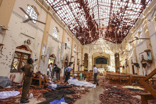 Những xác người chưa dọn hết trong đền Thánh Anthony, nơi thương vong nhiều nhất trong cuộc tấn công khủng bố hàng loạt tại Sri Lanka. Ảnh: AP