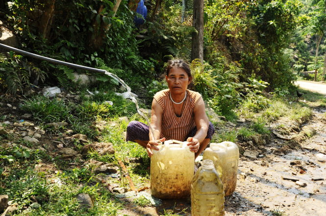 Người dân huyện miền núi Bắc Trà My, Quảng Nam phải xách can nhựa đi hứng nước tự chảy ở các con suối về dùng. Ảnh: LÊ TRUNG