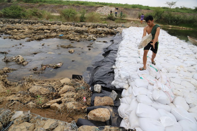 Đắp đập trên sông Quảng Huế, huyện Đại Lộc, tỉnh Quảng Nam để tăng lượng nước cung cấp và giúp TP Đà Nẵng. Ảnh: Đoàn Cường