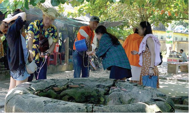 Người dân, du khách lấy nước từ các giếng cổ trên đảo Cù Lao Chàm. Ảnh: B.D.