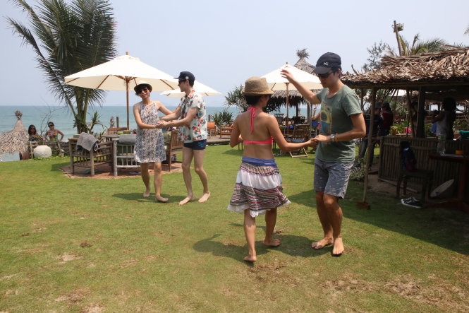 Du khách khiêu vũ bên bãi biển An Bàng (Hội An) trong một tour du lịch kết hợp lễ hội khiêu vũ. Ảnh: Gia Tiến