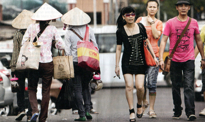 Lao động Việt Nam (trái) ở Đông Hưng, tỉnh Quảng Tây. Ảnh: Economist