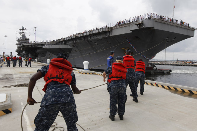 Tàu sân bay Mỹ USS Abraham Lincoln đã có mặt ở vùng Vịnh vào đầu tháng 5. Ảnh: AP