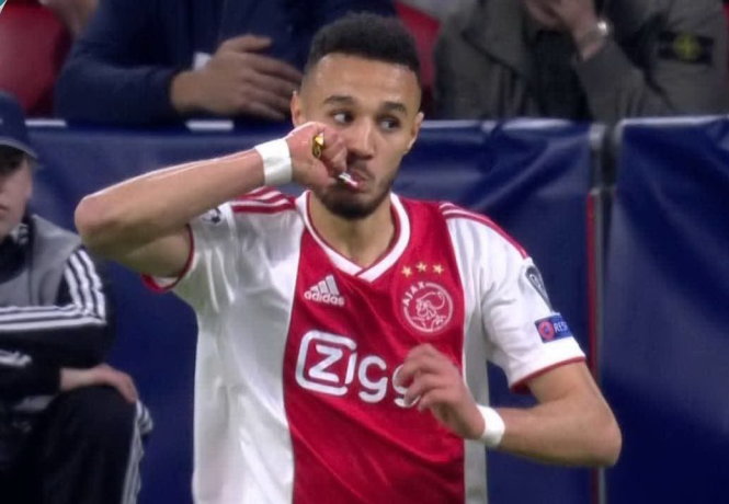 Mazraoui ăn vội thanh gel năng lượng trong trận Ajax - Tottenham. Ảnh: YouTube