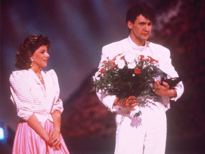 Johnny Logan giành chiến thắng cho Ireland năm 1987 bằng bản ballad quen thuộc với khán giả nghe radio Việt, Hold me now, với ca từ bi lụy