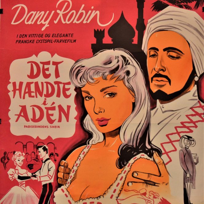 Trong khi bộ phim Aladdin mới nhất của Disney được phát hành toàn cầu (tài tử Will Smith tham gia),  một triển lãm ở Lebanon đã mở cánh cửa nhìn lại một thế kỷ của các apphich quảng cáo phim về phương Đông qua đôi mắt phương Tây. Những nhà phê bình nghệ thuật Trung Đông nhận xét rằng các apphich quảng cáo cho thấy một phương Đông trong mắt phương Tây chẳng có gì ăn nhập với một phương Đông trong thực tế. -(Ảnh: Apphich phim It Happened in Aden bằng tiếng Đan Mạch, 1956, middleeasteye.net)