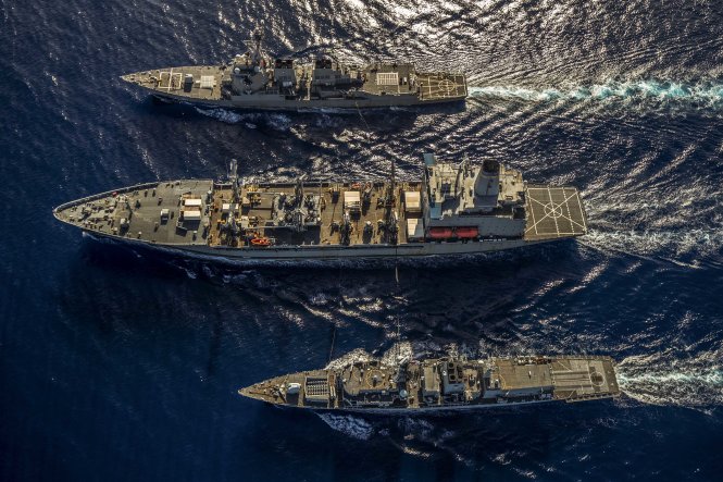 Từ trên xuống: các tàu chiến của Mỹ là USS McCampbell, USNS Henry J. Kaiser và tàu chiến Anh HMS Argyll tuần tra chung ở Biển Đông vào tháng 1-2019. Ảnh: c7f.navy.mil