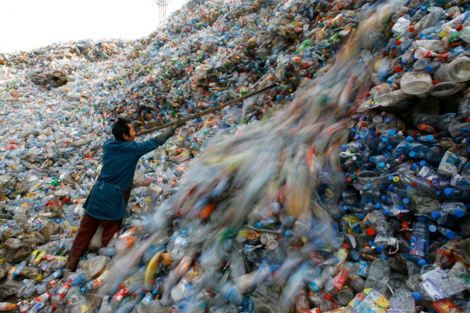 Một công nhân phân loại chai nhựa tại một trung tâm tái chế ở thành phố Vũ Hán (Trung Quốc). Ảnh: Getty Images