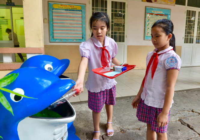 Học sinh Trường tiểu học Nguyễn Thái Học (Q.1, TP.HCM) phân loại rác để bảo vệ môi trường. Ảnh: DUYÊN PHAN