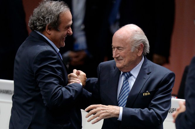 Platini (trái) và Blatter ngày còn trên đỉnh cao quyền lực. Ảnh: AP