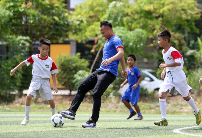 Các cầu thủ nhí của Saigon Football Academy được chơi bóng với Trọng Hoàng. Ảnh: A.T.
