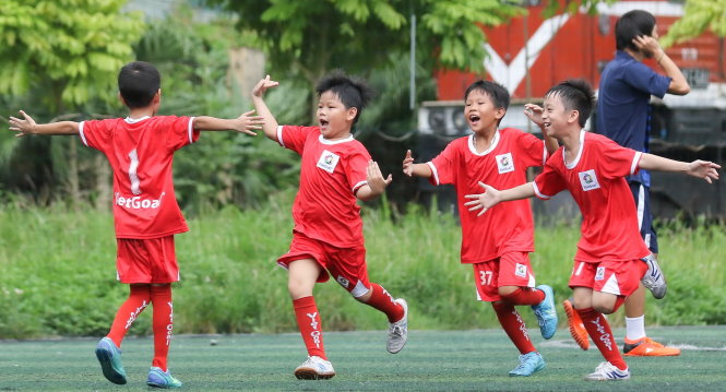 Các cầu thủ nhí tham gia khóa học bóng đá vào mùa hè tại Trung tâm VietGoal, Hà Nội. Ảnh: Đăng Huỳnh