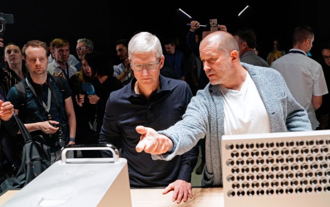Jony Ive (phải) và CEO Apple, Tim Cook. Ảnh: Reuters