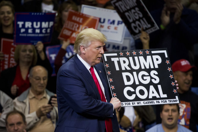 Ông Trump rất được lòng dân thợ mỏ than ở West Virginia, và mọi hành động cũng như lời nói của ông cần được soi chiếu dưới góc độ tranh thủ cử tri Mỹ. Ảnh: Fortune