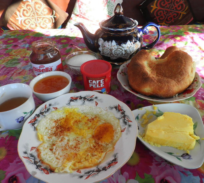 Bữa sáng đơn giản, đặc trưng với bánh mì dẹt và ấm trà Trung Á.