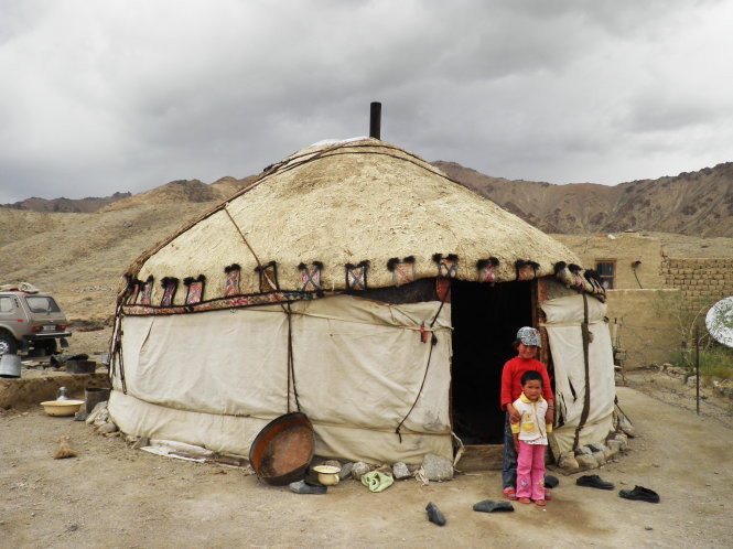 Hai em bé Murgab trước một căn lều da dê cổ truyền. Những gia đình Murgab vẫn dựng lều dù họ có nhà xây và cả xe hơi.