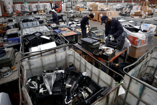 Employees sort various waste in a treatment plant for recycling of electronic products and papers at Santiago, Chile  May 9, 2019. Picture taken May 8, 2019.  REUTERS/Rodrigo Garrido