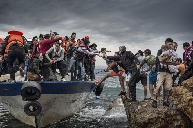 Người di cư rời một con tàu cá để lên đảo Lesbos, Hi Lạp. Loài người đã di cư và sống xen lẫn từ rất lâu trước khi xuất hiện các biên giới quốc gia - nhà nước. Ảnh: For Zuma Press