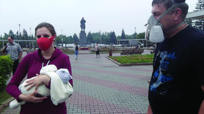Người dân Krasnoyarsk mang mặt nạ tránh khói bụi vì cháy rừng. Ảnh: sibreal.org