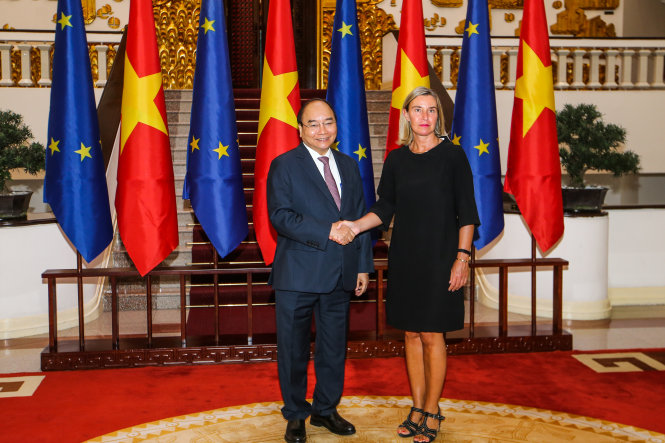 Thủ tướng Nguyễn Xuân Phúc và bà Federica Mogherini - phó chủ tịch Ủy ban châu Âu (EC) - tại buổi làm việc tại Hà Nội chiều 5-8. Ảnh: Nguyễn Khánh