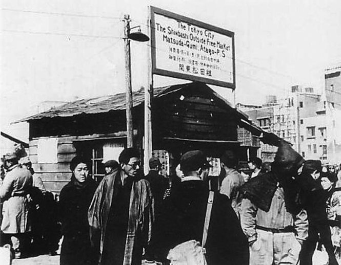Chợ đen ở Shinbashi, Tokyo, 1946