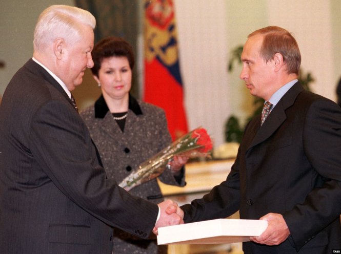 Ông Vladimir Putin (phải) nhận bàn giao từ ông Boris Yeltsin 20 năm trước. Ảnh: RFE/RL